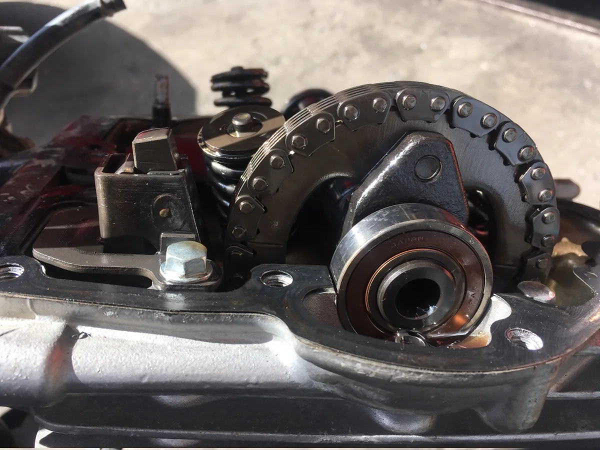 XLR250R エンジンボルト折れ 作業画像 02