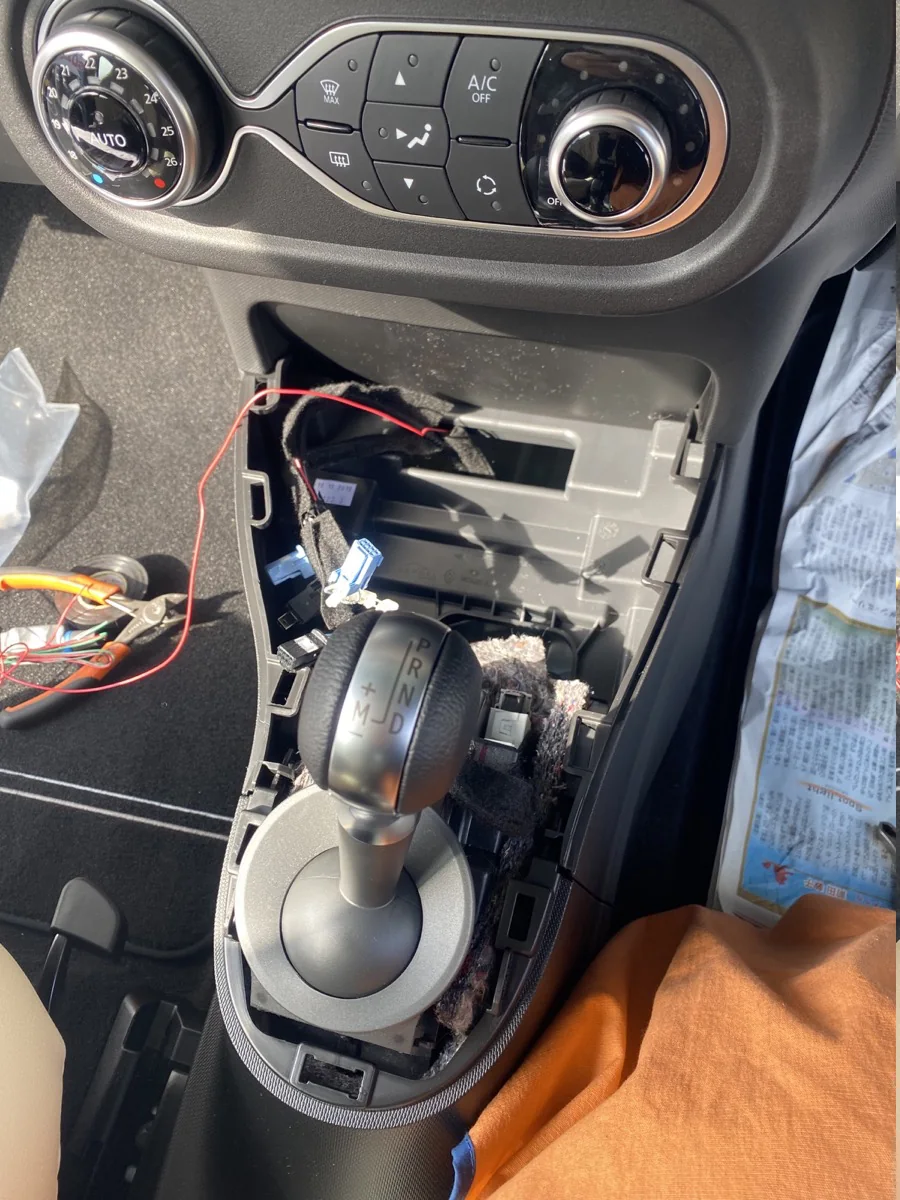 TWINGO　キャンセラー取り付け 作業画像 03