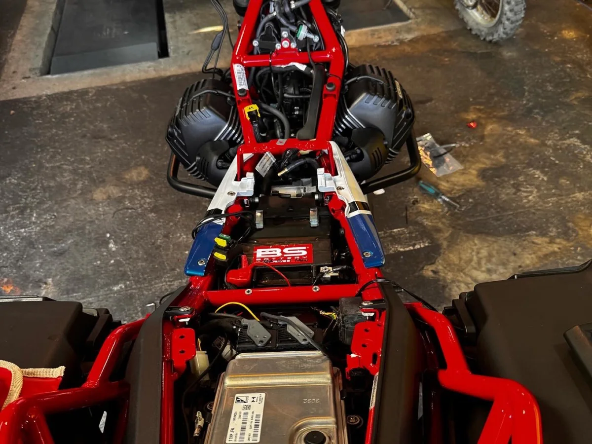 2024年初仕事　モトグツチ　V85TT ドラレコ取り付け 作業画像 01