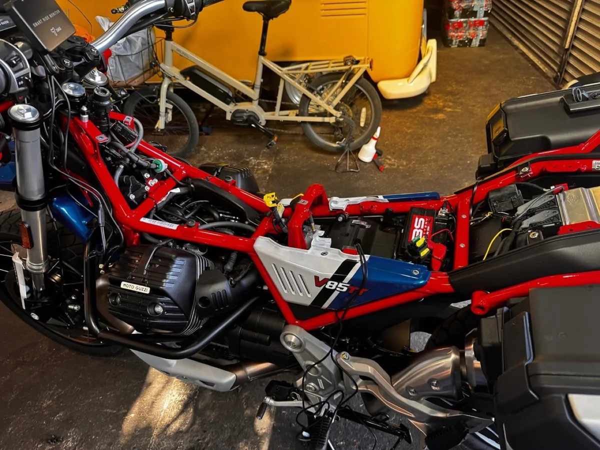2024年初仕事　モトグツチ　V85TT ドラレコ取り付け 作業画像 05