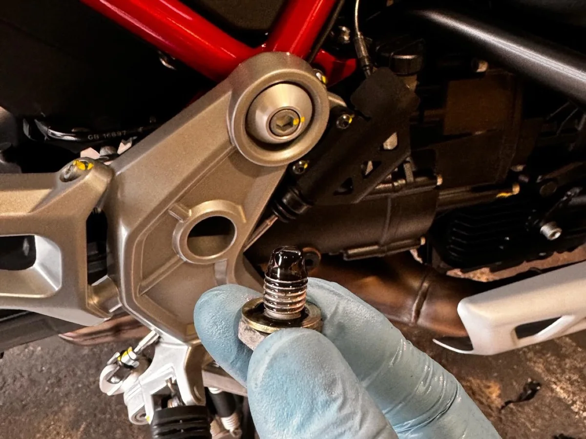 2024年初仕事　モトグツチ　V85TT ドラレコ取り付け 作業画像 06