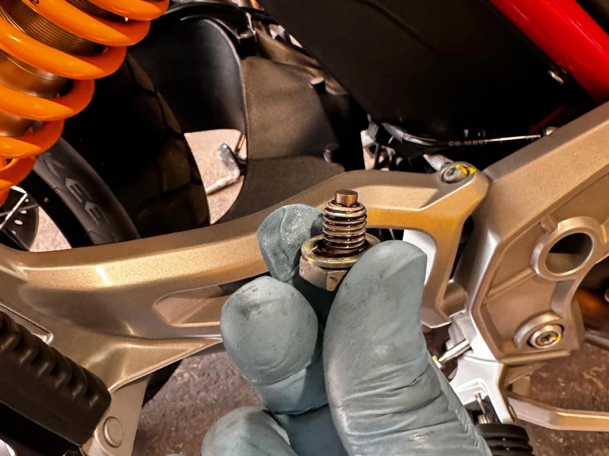 2024年初仕事　モトグツチ　V85TT ドラレコ取り付け 作業画像 07