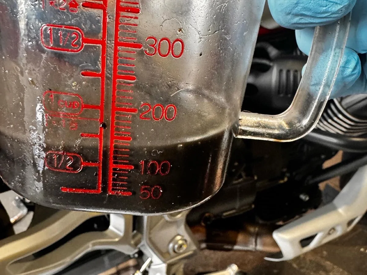 2024年初仕事　モトグツチ　V85TT ドラレコ取り付け 作業画像 08