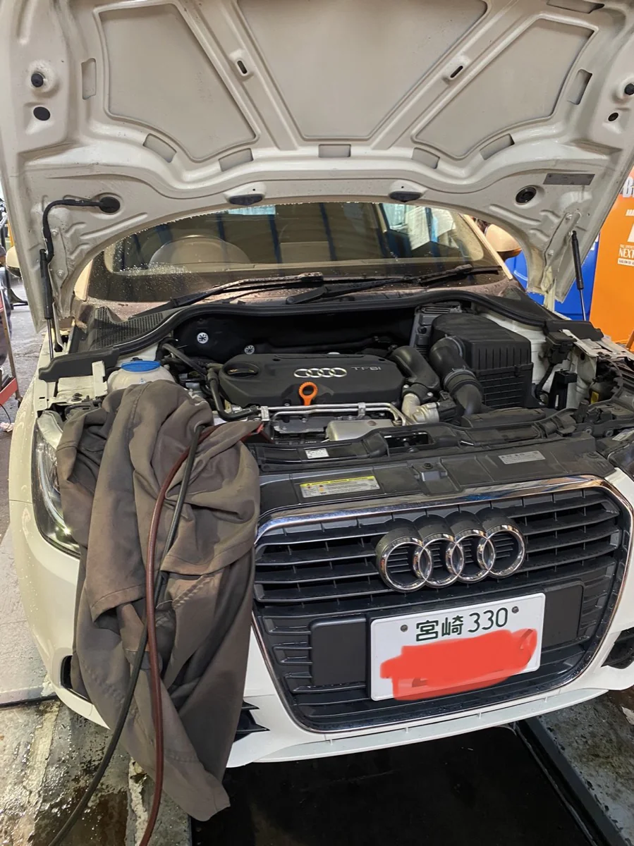 Audi A1 エアコンガス入れ替えサービス 作業画像 01