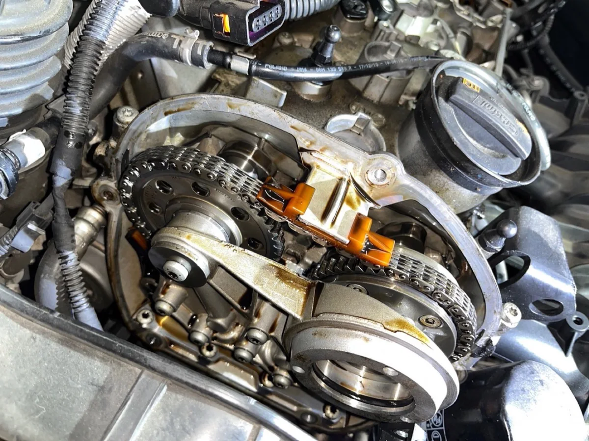 Audi A4 オイル漏れ修理他 作業画像 05