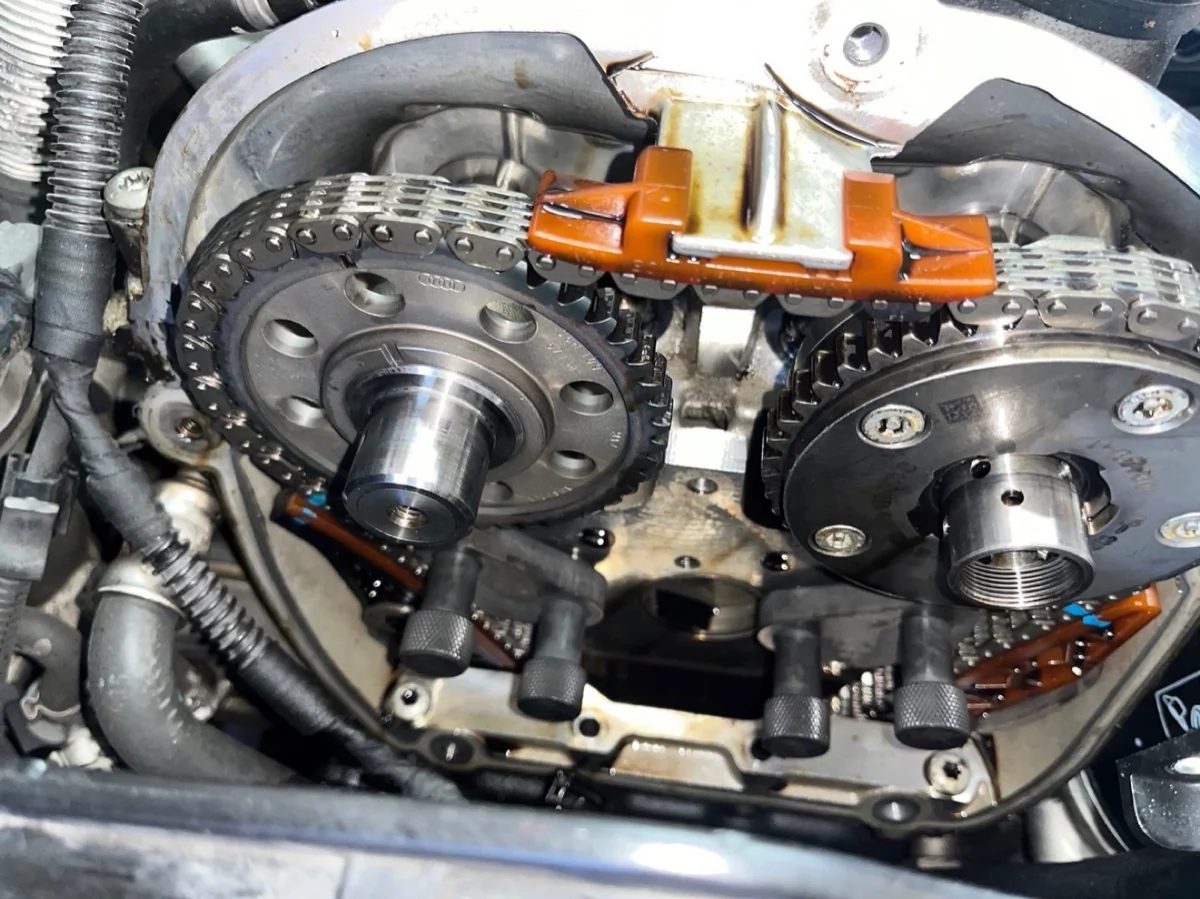 Audi A4 オイル漏れ修理他 作業画像 06