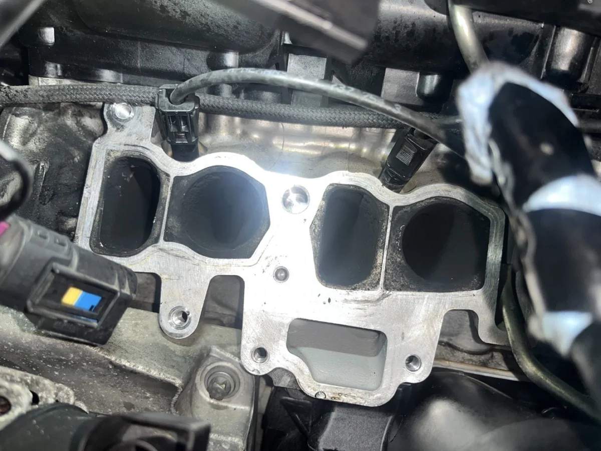 BMWオイル漏れのからのスラッジ除去 作業画像 04
