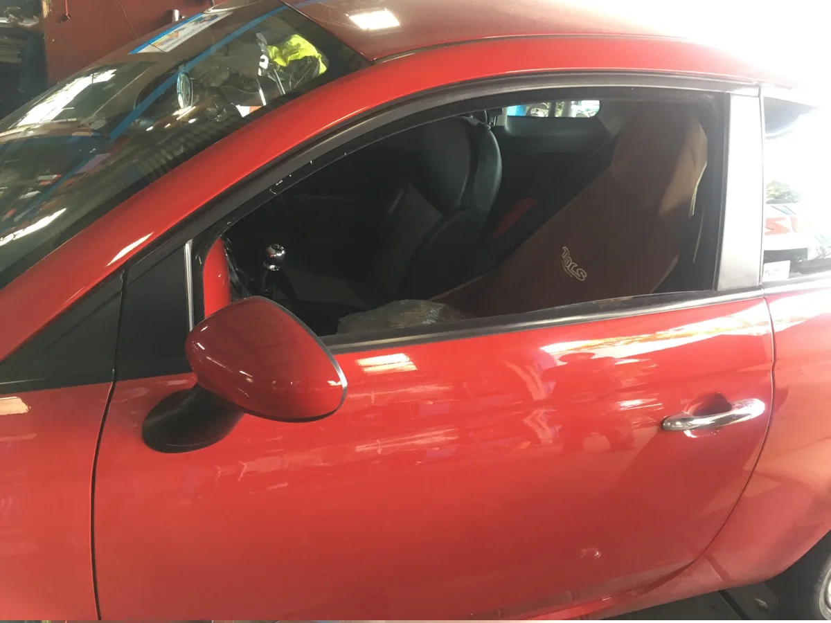 FIAT500 パワーウィンドゥ故障 作業画像 01