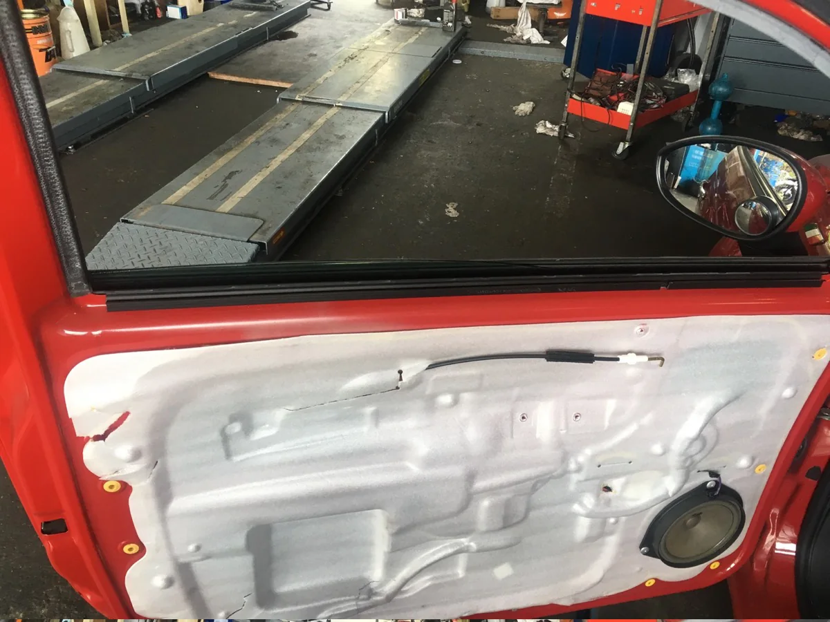 FIAT500 パワーウィンドゥ故障 作業画像 02