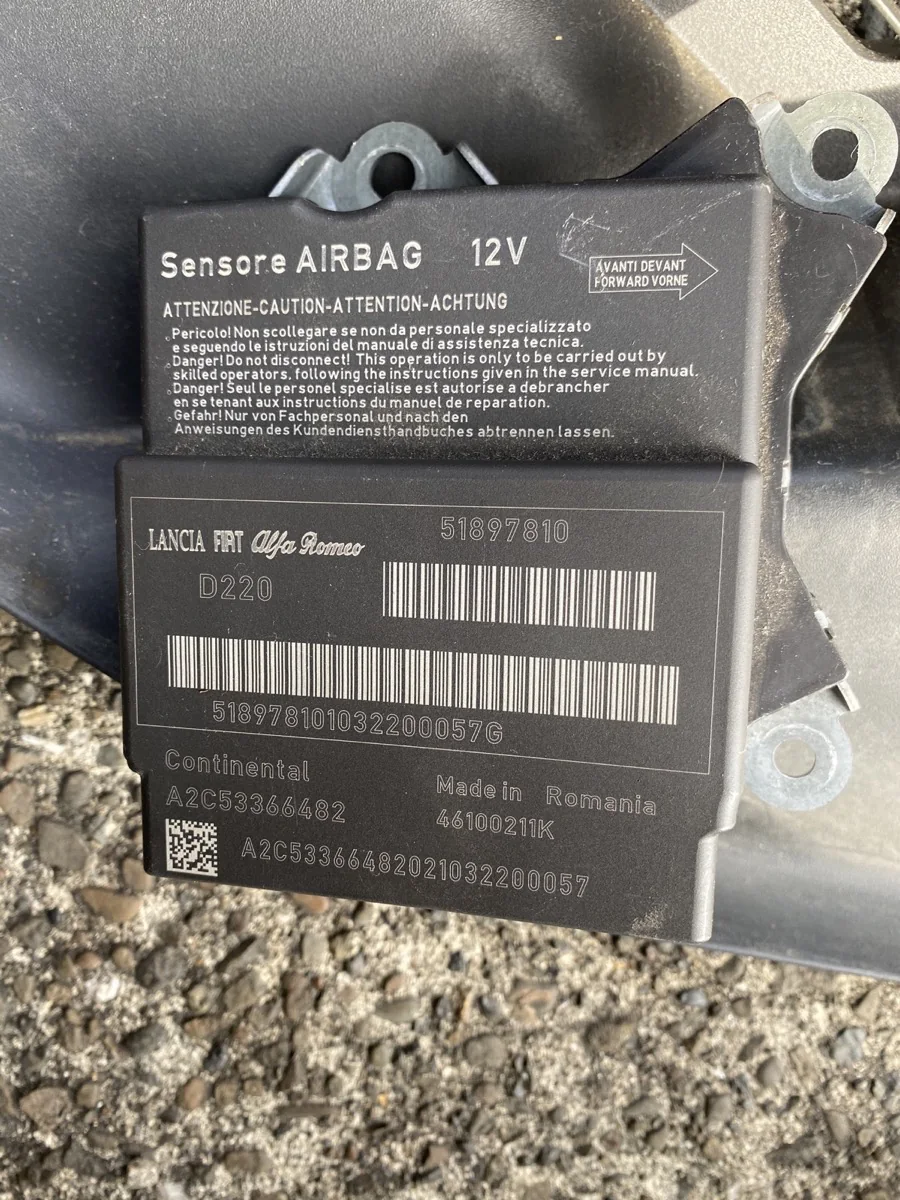 FIAT500　エアバッグ警告灯点灯修理 作業画像 03