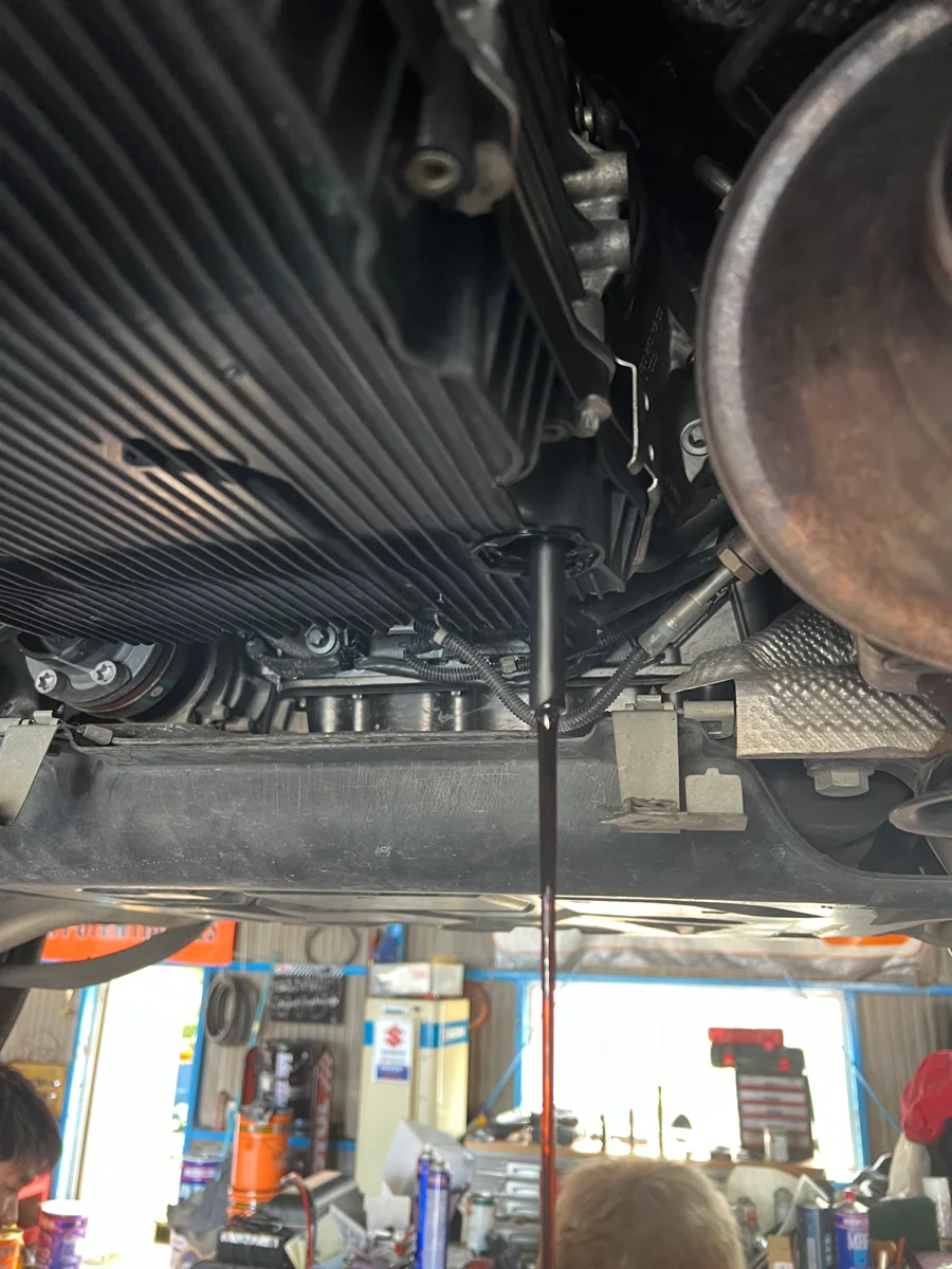 メルセデス　GLE　9Gトロニック圧送交換 作業画像 04