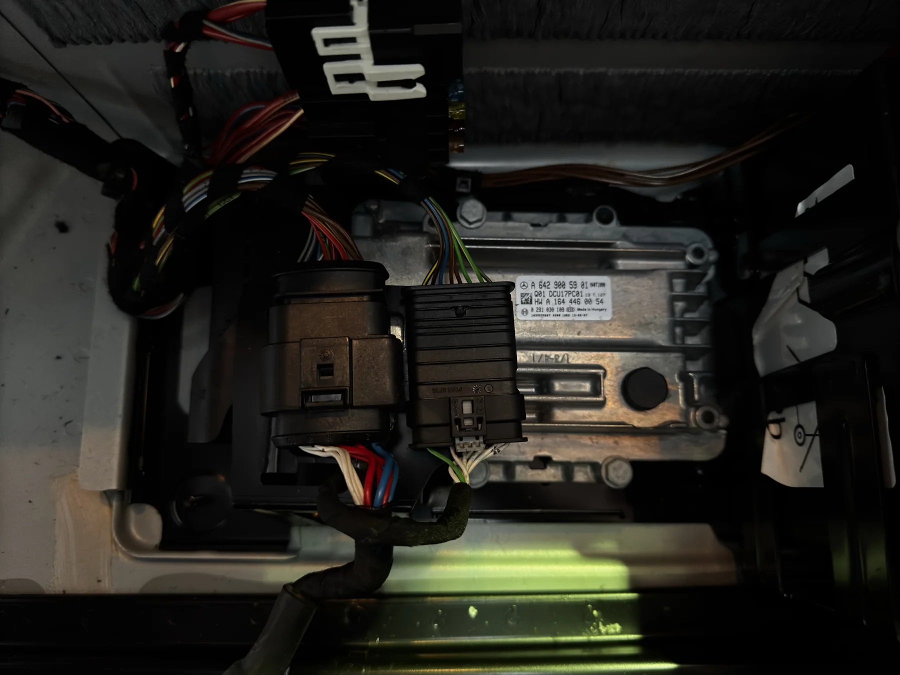 メルセデスベンツ　W212　E350　修理　AdBlueカウントダウン　NOxセンサー鈍化・AdBlue撤廃 作業画像 06