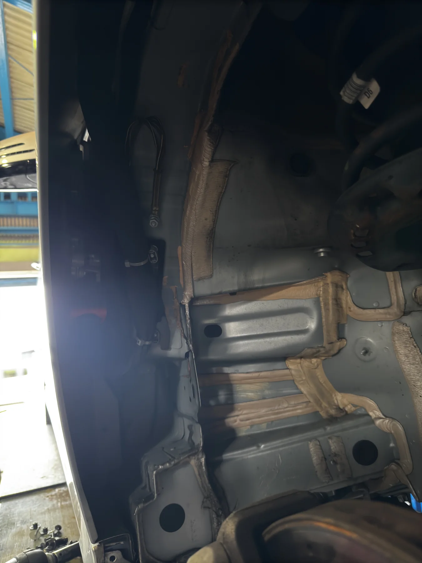 メルセデスベンツ　W212　E350　修理　AdBlueカウントダウン　NOxセンサー鈍化・AdBlue撤廃 作業画像 04