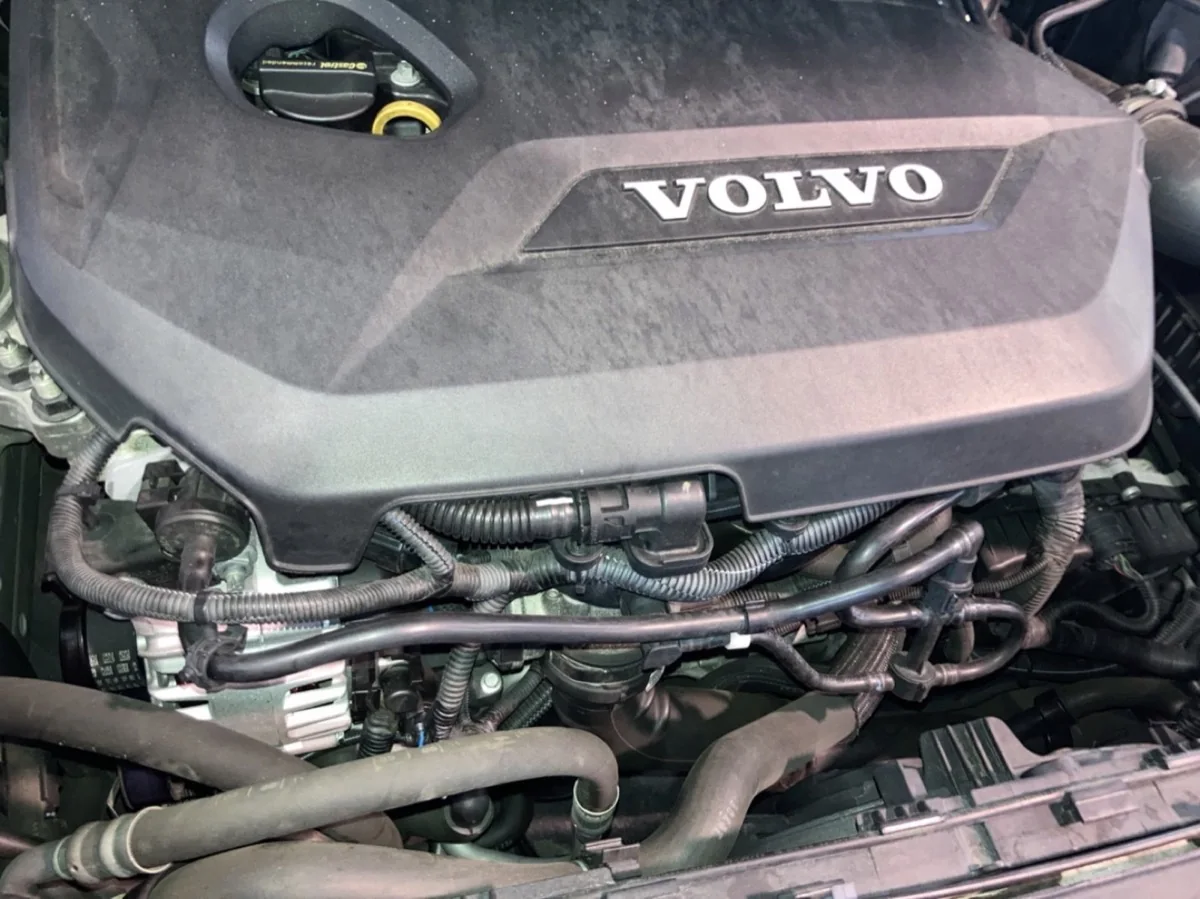VOLVO  V60 タイミングベルト交換　他 作業画像 01
